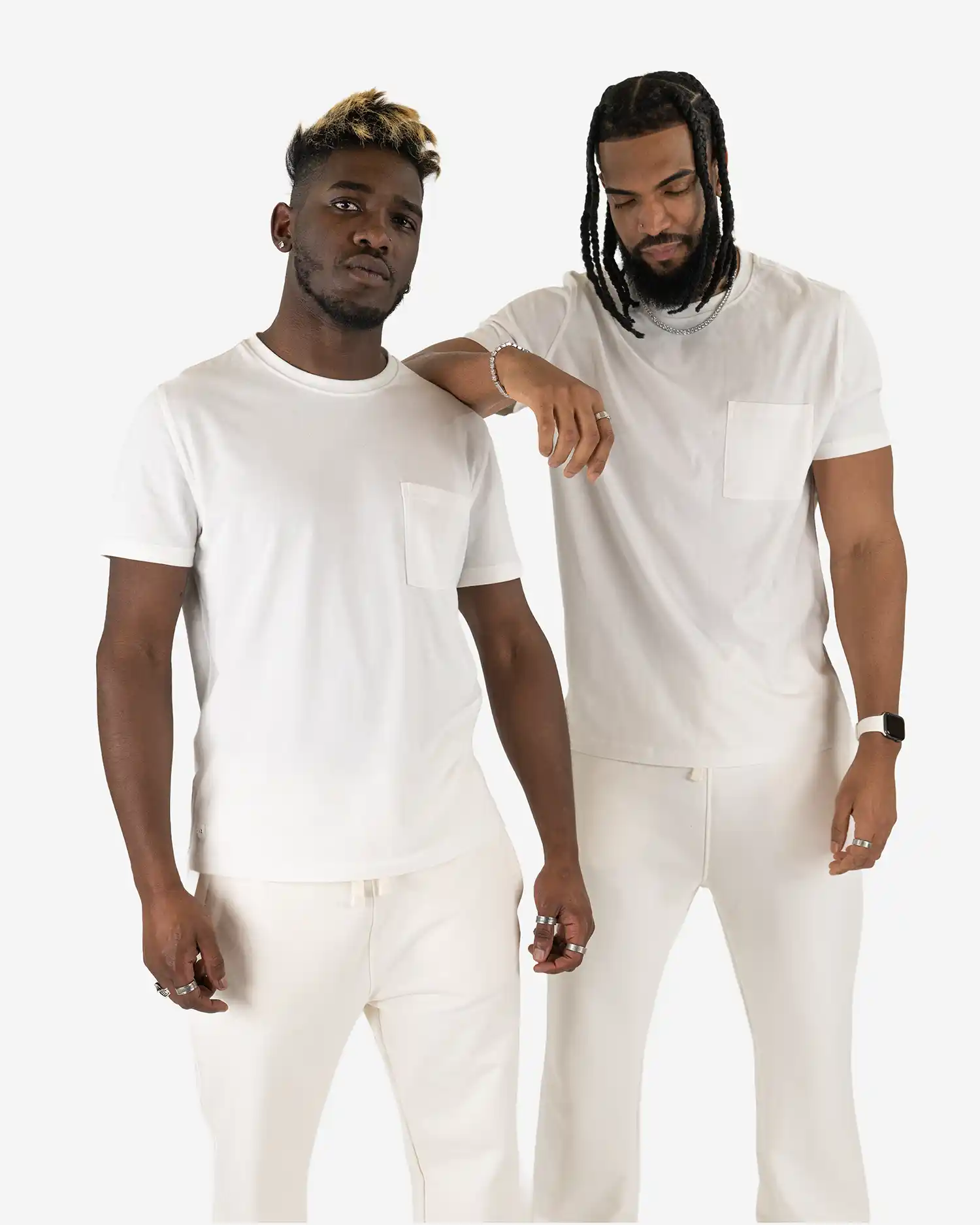 Zwei männliche Models tragen das Squeqo Basic T-Shirt mit Brusttasche in Off-White als Teil eines lässigen Streetwear-Looks.