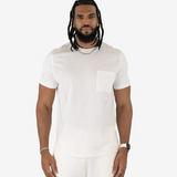 Vorderansicht eines männlichen Models mit dem Squeqo Basic T-Shirt in Off-White mit Brusttasche aus Baumwolle.