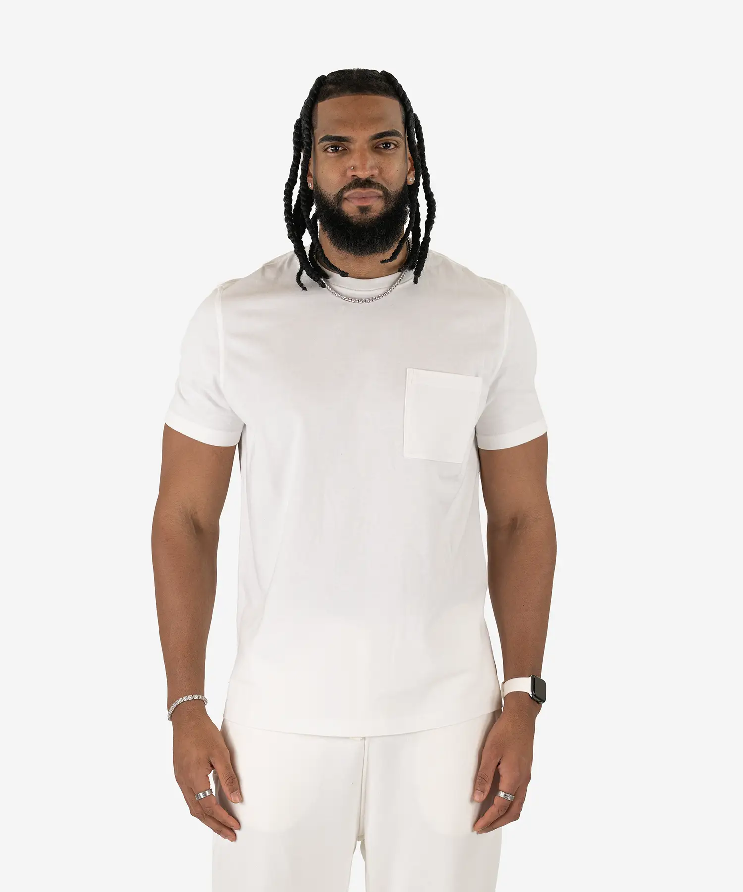 Vorderansicht eines männlichen Models mit dem Squeqo Basic T-Shirt in Off-White mit Brusttasche aus Baumwolle.