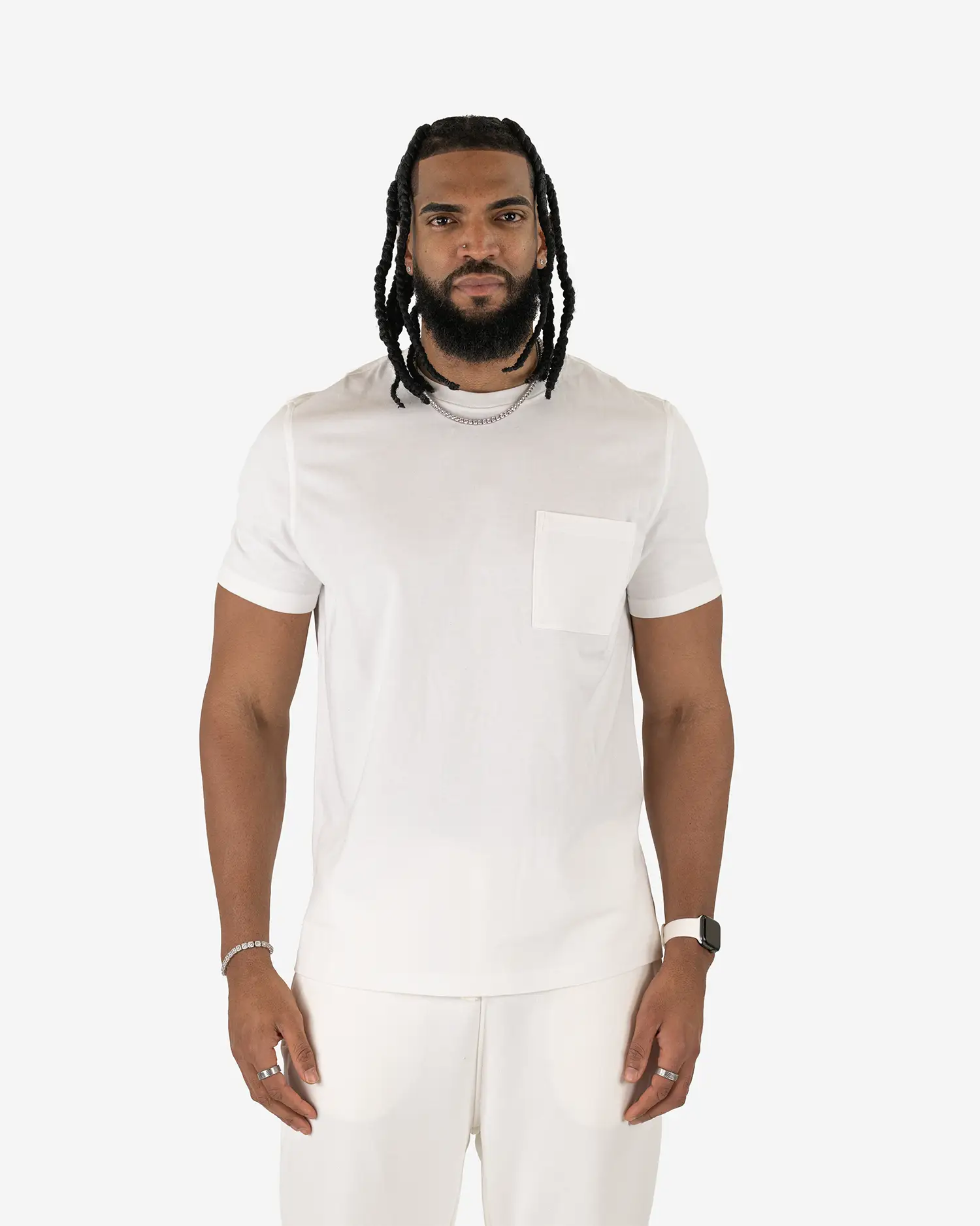 Vorderansicht eines männlichen Models mit dem Squeqo Basic T-Shirt in Off-White mit Brusttasche aus Baumwolle.