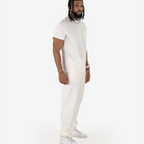Seitenansicht eines männlichen Models, das das Squeqo Basic T-Shirt mit Brusttasche in Off-White aus Baumwolle trägt.