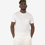 Ein männliches Model trägt das Squeqo Basic T-Shirt mit Brusttasche in Off-White und zeigt die Passform des Shirts.