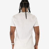 Rückansicht eines männlichen Models mit dem Squeqo Basic T-Shirt in Off-White.