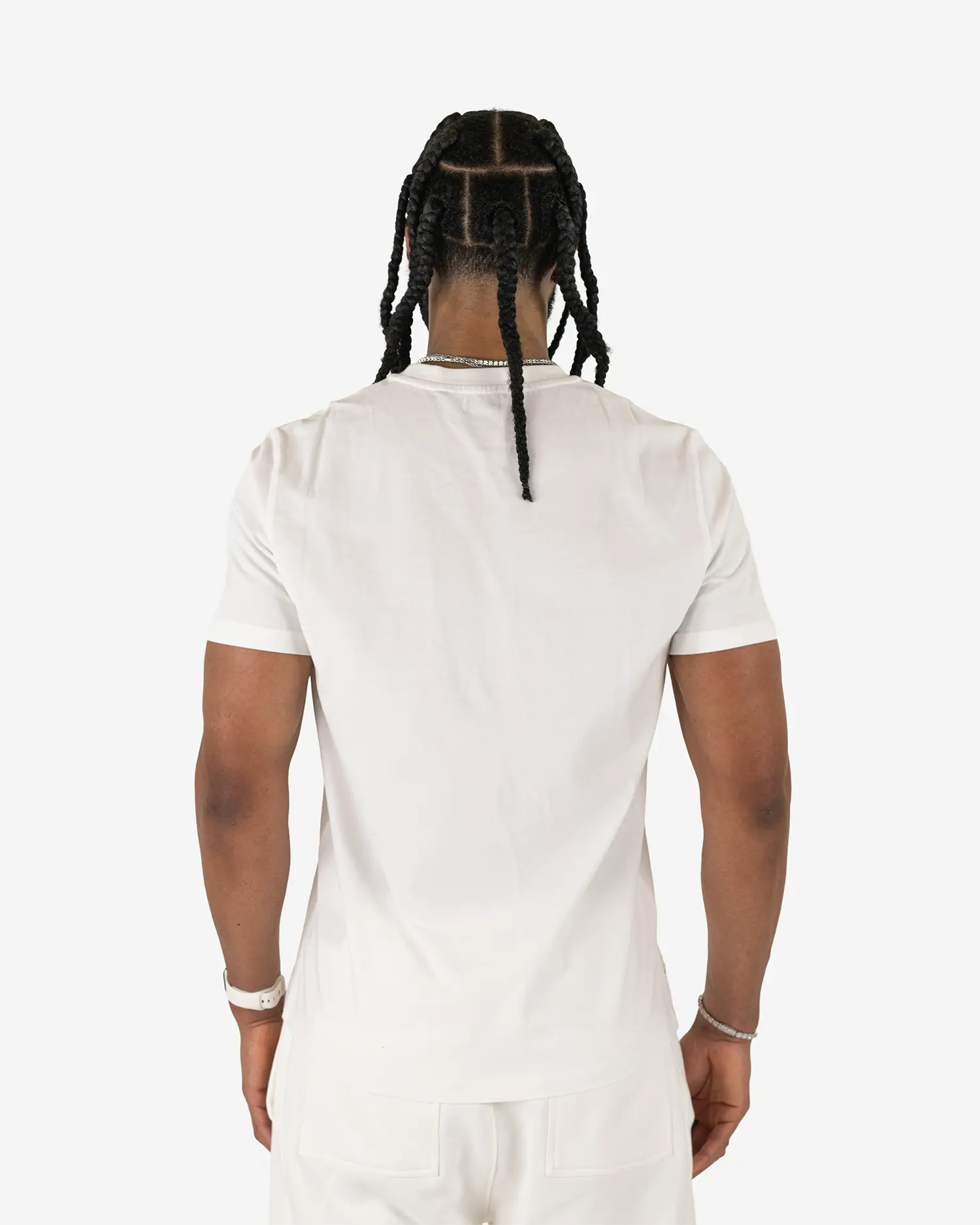 Rückansicht eines männlichen Models mit dem Squeqo Basic T-Shirt in Off-White.