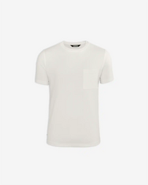 Squeqo Basic T-Shirt in Off-White mit Brusttasche, flach liegend auf hellem Hintergrund.