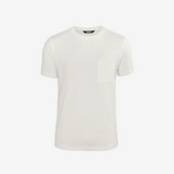 Squeqo Basic T-Shirt in Off-White mit Brusttasche, flach liegend auf hellem Hintergrund.