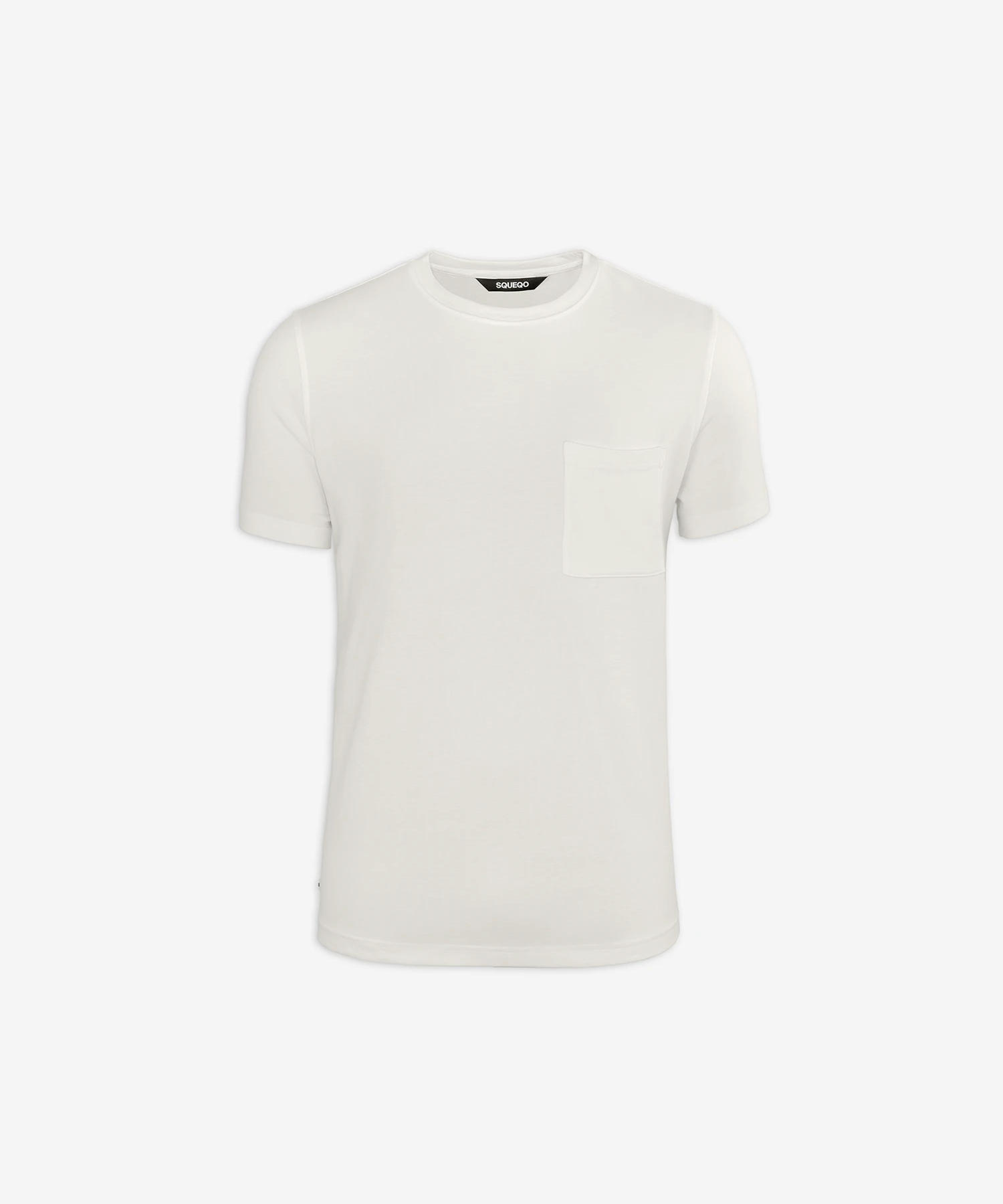 Squeqo Basic T-Shirt in Off-White mit Brusttasche, flach liegend auf hellem Hintergrund.