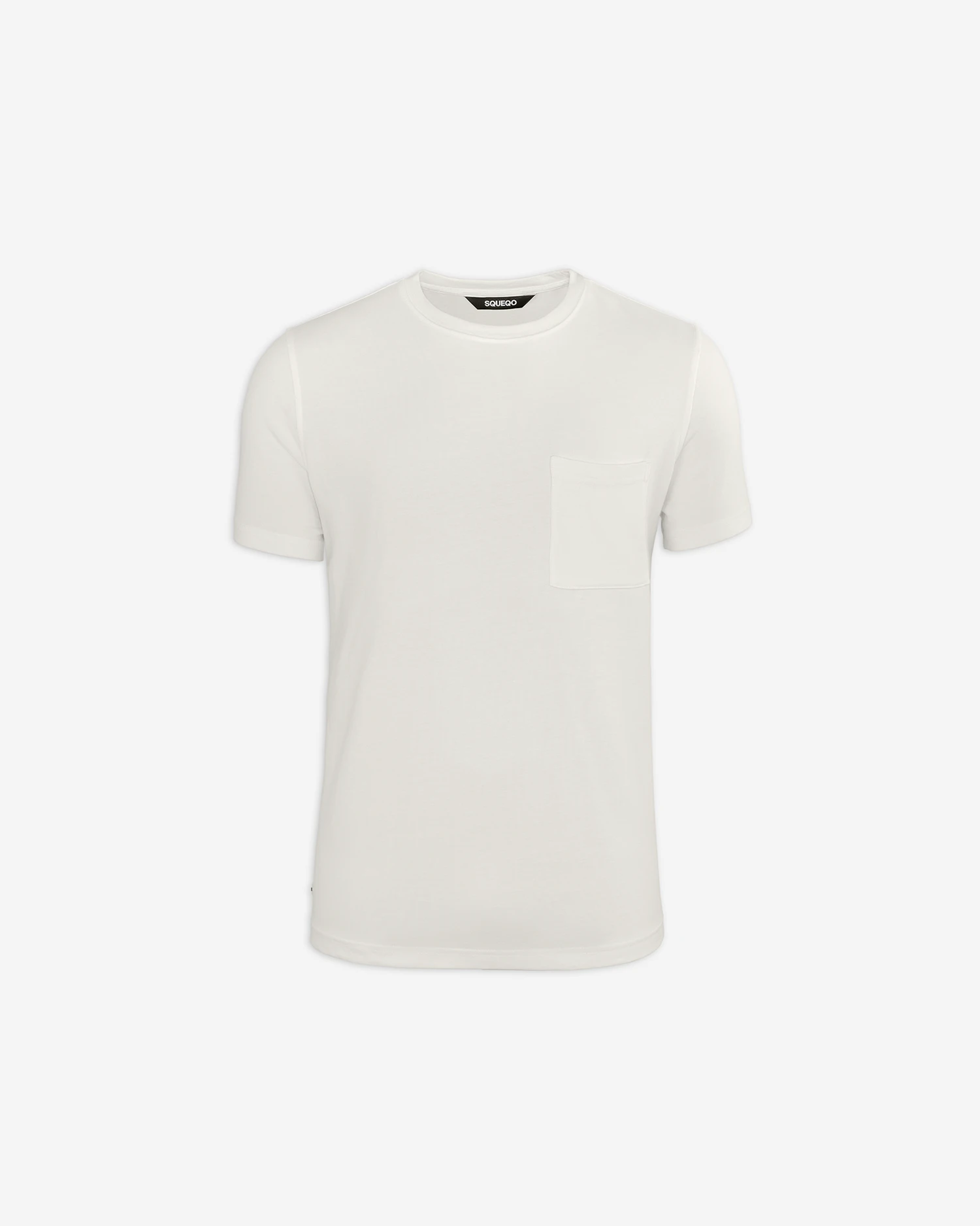 Squeqo Basic T-Shirt in Off-White mit Brusttasche, flach liegend auf hellem Hintergrund.