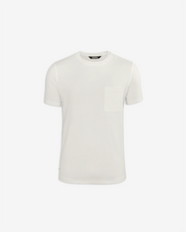Squeqo Basic T-Shirt in Off-White mit Brusttasche, flach liegend auf hellem Hintergrund.