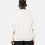 Rückansicht eines männlichen Models im Squeqo Essential Oversized Hoodie in Off-White.