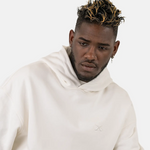 Nahaufnahme des gestickten Squeqo Logos auf der Brust des Essential Oversized Hoodies.