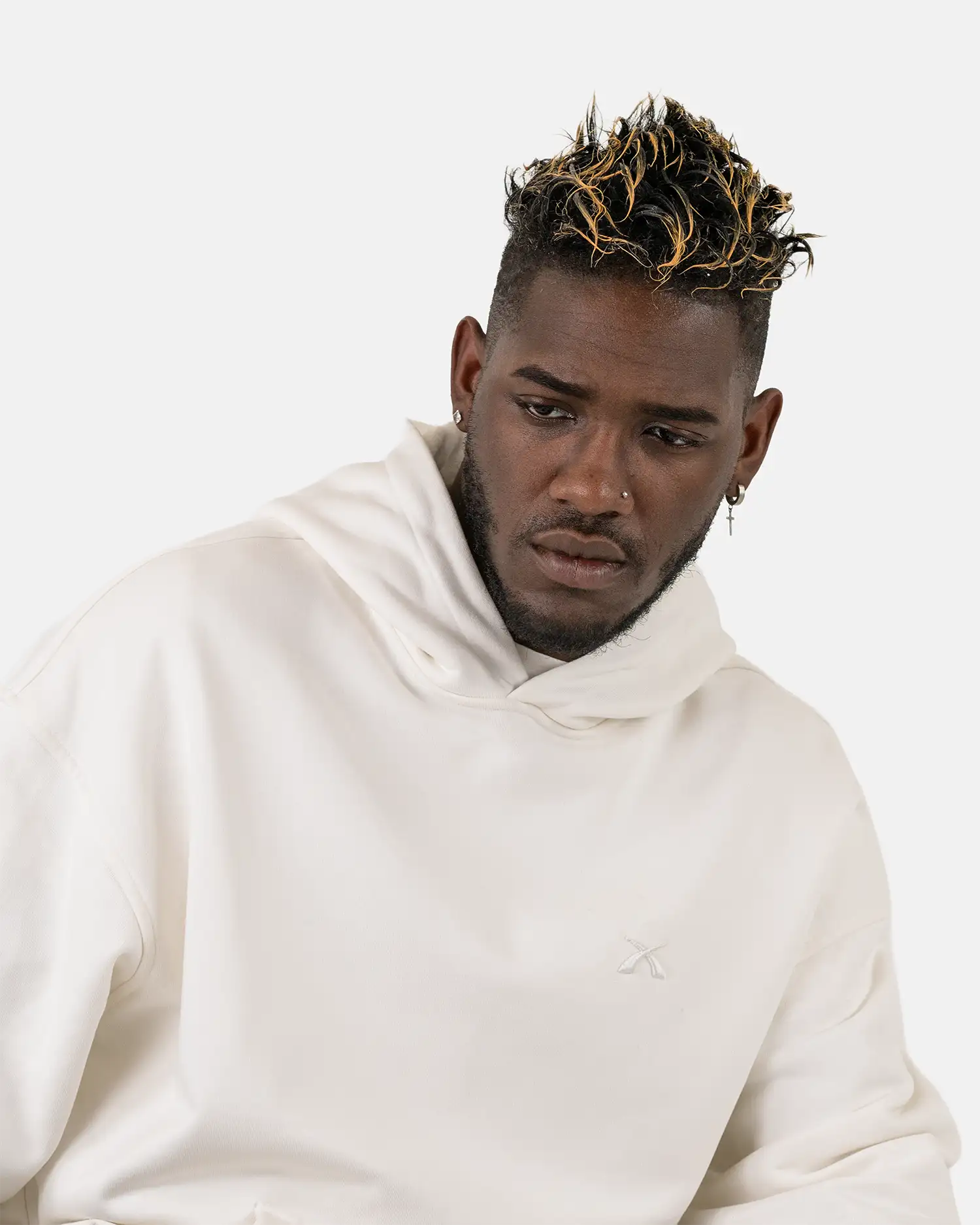Nahaufnahme des gestickten Squeqo Logos auf der Brust des Essential Oversized Hoodies.