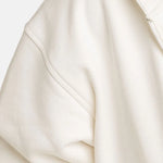 Detailaufnahme der überschnittenen Schulternaht am Squeqo Essential Oversized Zip Hoodie.