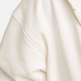 Detailaufnahme der überschnittenen Schulternaht am Squeqo Essential Oversized Zip Hoodie.