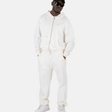 Ein männliches Model trägt den Squeqo Zip Hoodie in Off-White als Teil eines lässigen Streetwear-Looks.