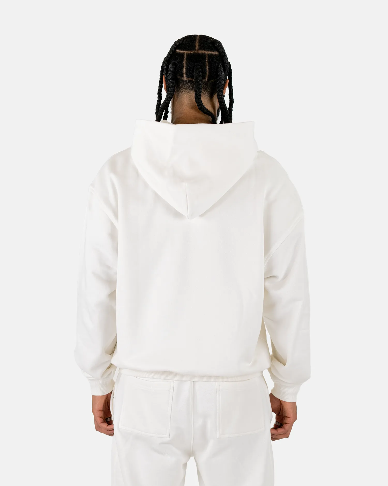 Rückansicht eines männlichen Models im Squeqo Essential Oversized Zip Hoodie in Off-White.
