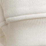 Detailaufnahme der elastischen Rippbündchen am Saum des Squeqo Zip Hoodies aus Baumwolle.