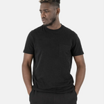 Vorderansicht eines männlichen Models, das das schwarze Squeqo Essential Pocket T-Shirt trägt.