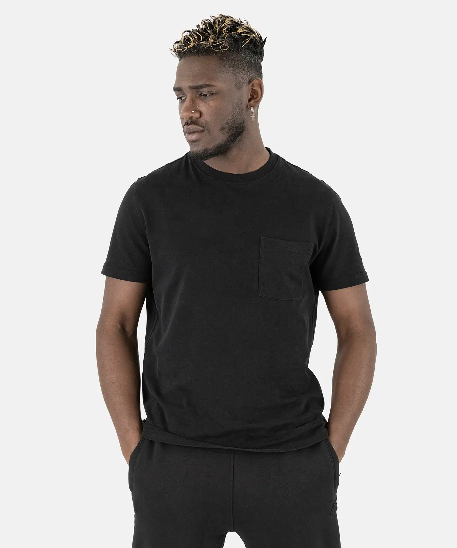 Vorderansicht eines männlichen Models, das das schwarze Squeqo Essential Pocket T-Shirt trägt.