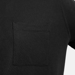 Nahaufnahme der aufgesetzten Brusttasche des schwarzen Squeqo T-Shirts aus Baumwolle.