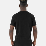 Rückansicht eines männlichen Models im schwarzen Squeqo Essential Pocket T-Shirt.