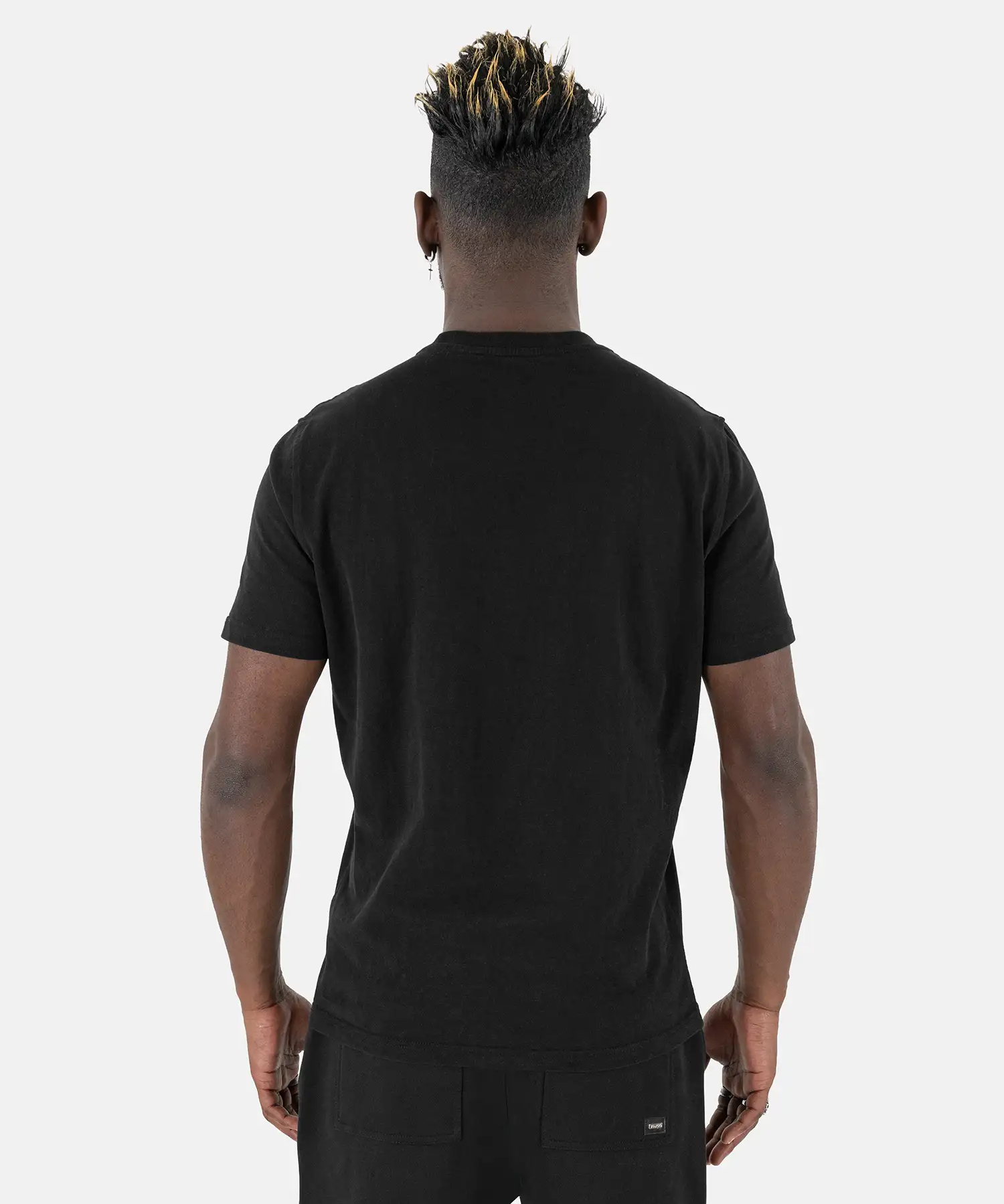 Rückansicht eines männlichen Models im schwarzen Squeqo Essential Pocket T-Shirt.