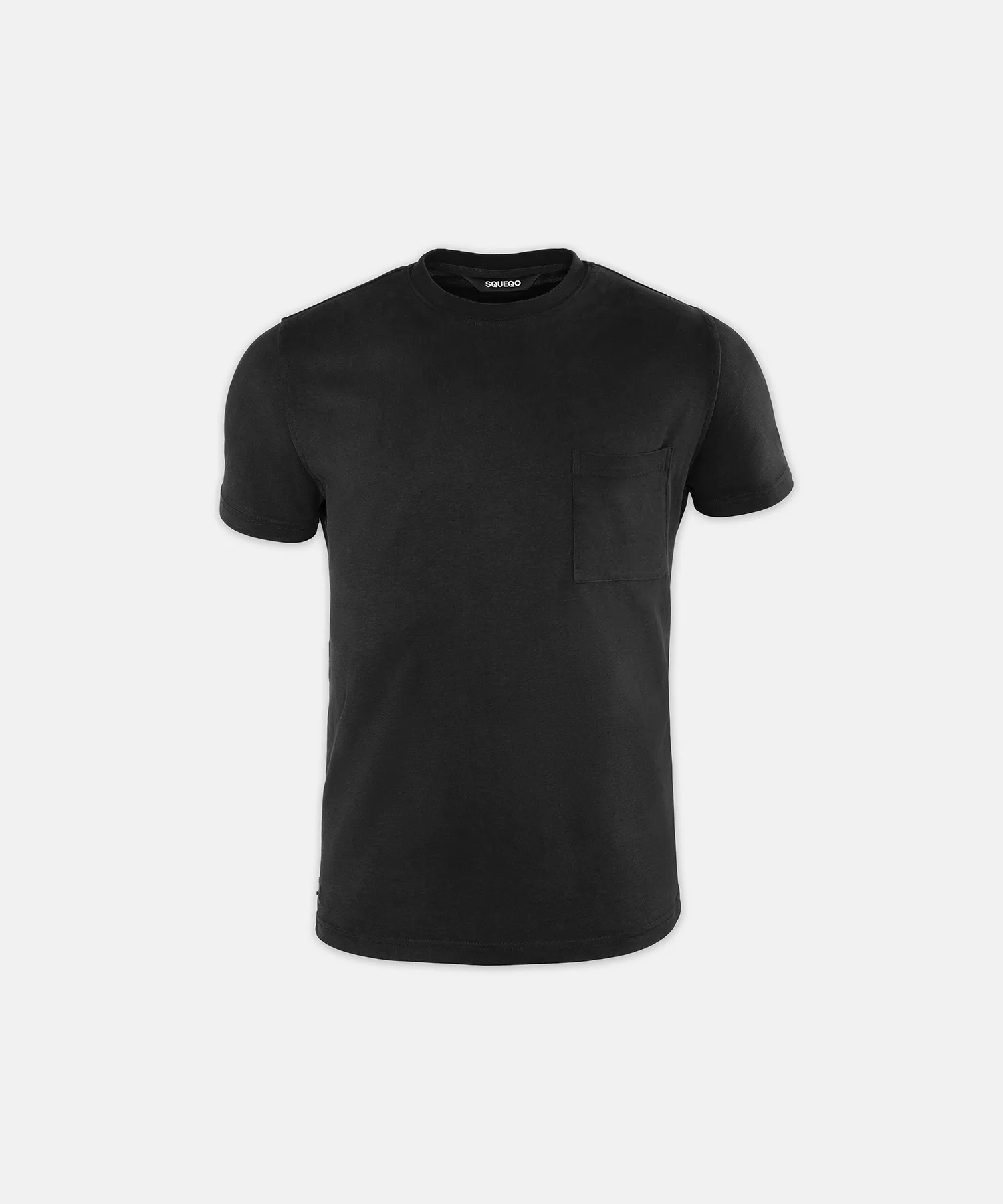 Squeqo Essential Pocket T-Shirt in Schwarz mit Brusttasche, freigestellt auf hellem Hintergrund.
