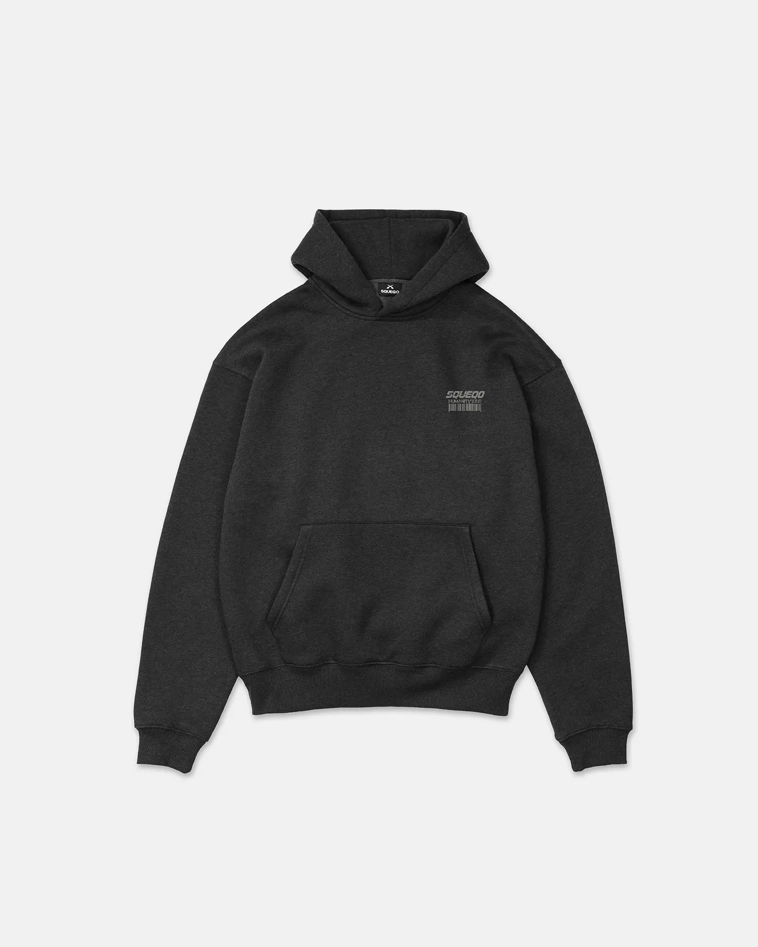  SQUEQO Heavyweight Hoodie Dunkelgrau. Vorderseite mit Humanity V.2.0 Brustlogo. Clean Design ohne Kordeln.