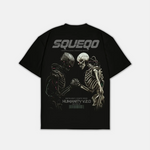 SQUEQO Streetwear T-Shirt Rückansicht. Großer Genetic Error Backprint mit farbigen Cyborg-Skeletten (Magenta Details) und grauer Schrift.