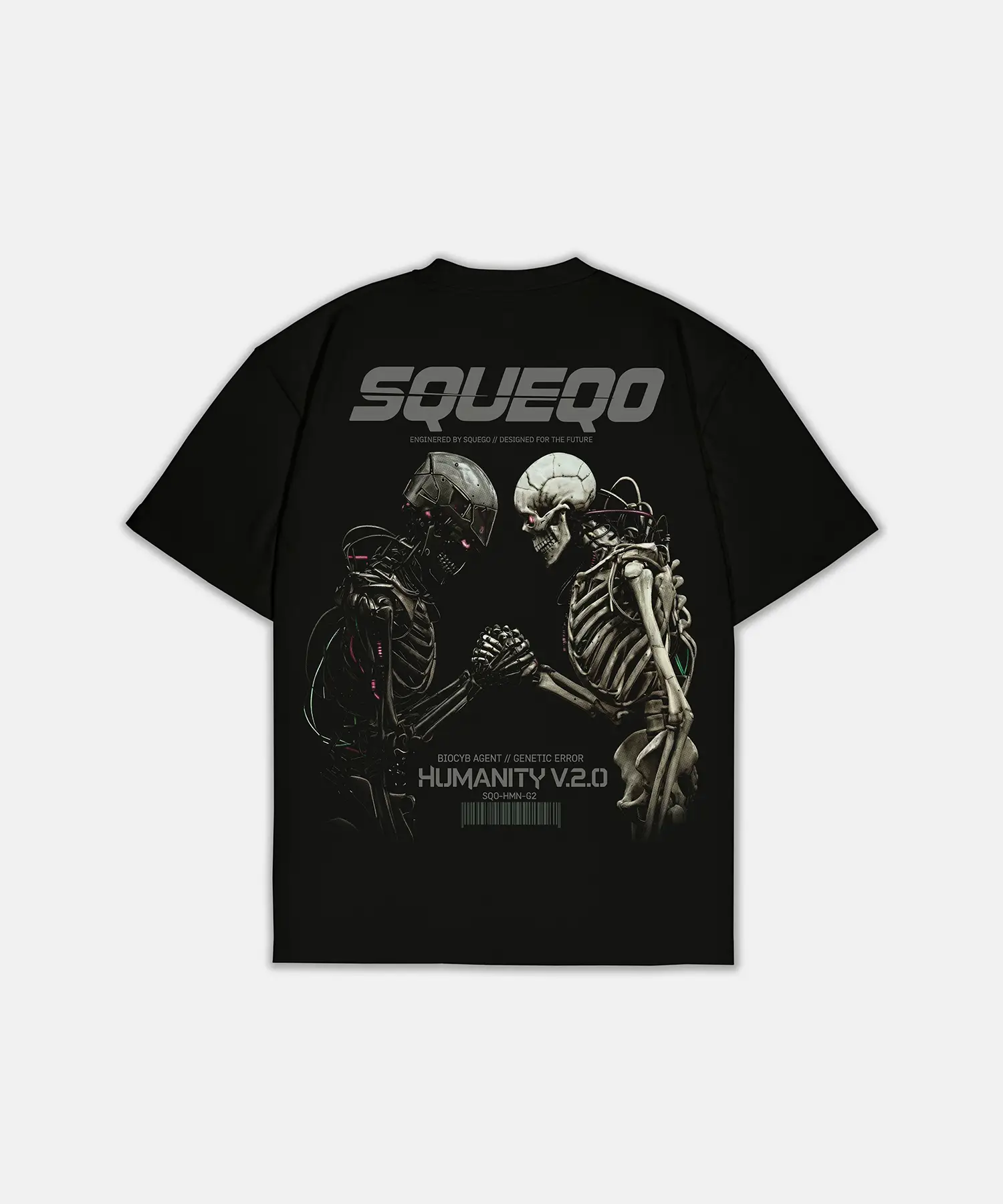 SQUEQO Streetwear T-Shirt Rückansicht. Großer Genetic Error Backprint mit farbigen Cyborg-Skeletten (Magenta Details) und grauer Schrift.