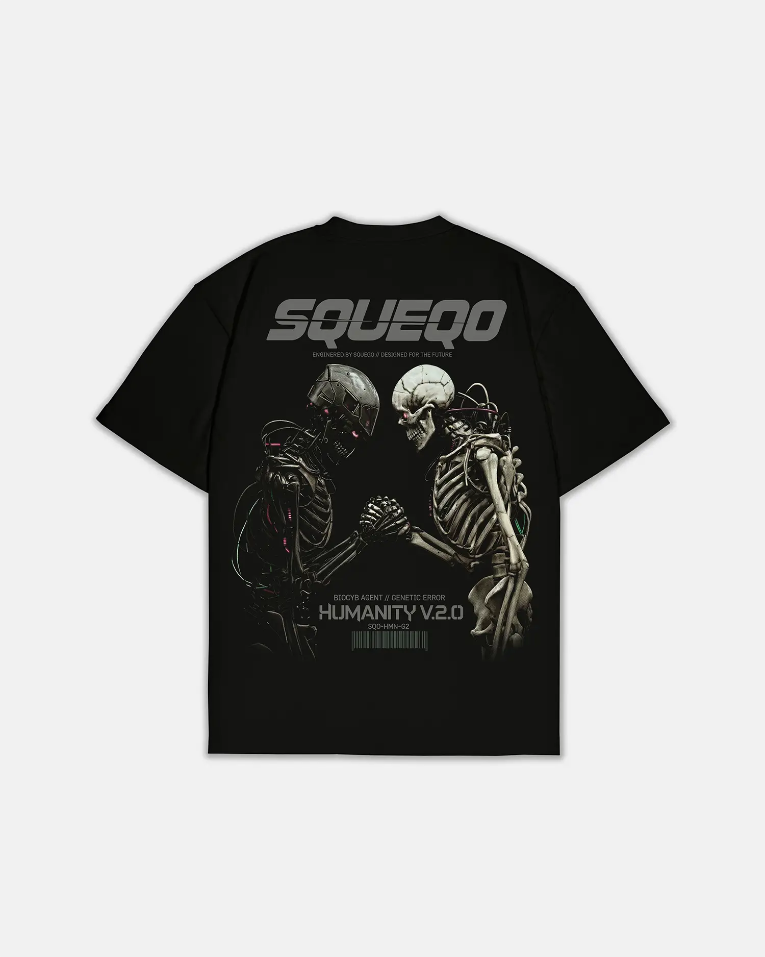 SQUEQO Streetwear T-Shirt Rückansicht. Großer Genetic Error Backprint mit farbigen Cyborg-Skeletten (Magenta Details) und grauer Schrift.