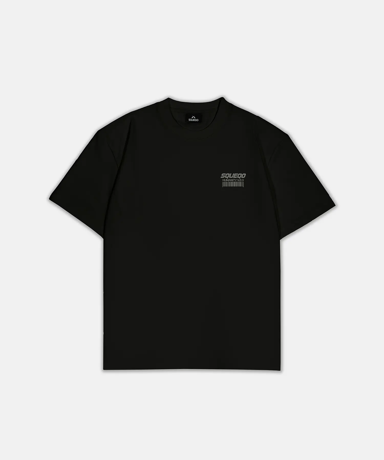 SQUEQO Genetic Error Heavy T-Shirt in Schwarz. Vorderansicht mit grauem Humanity V.2.0 Logo-Print. Relaxed Fit.