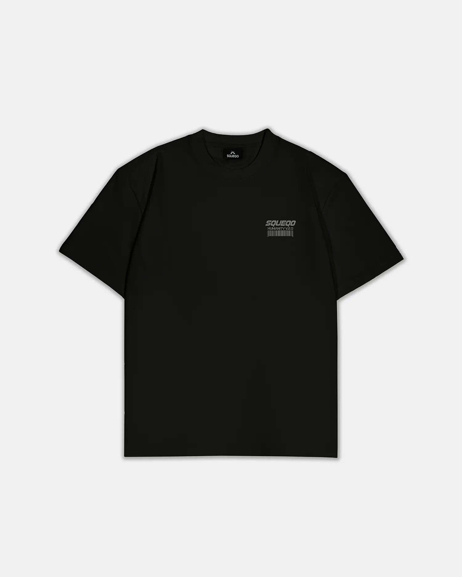 SQUEQO Genetic Error Heavy T-Shirt in Schwarz. Vorderansicht mit grauem Humanity V.2.0 Logo-Print. Relaxed Fit.