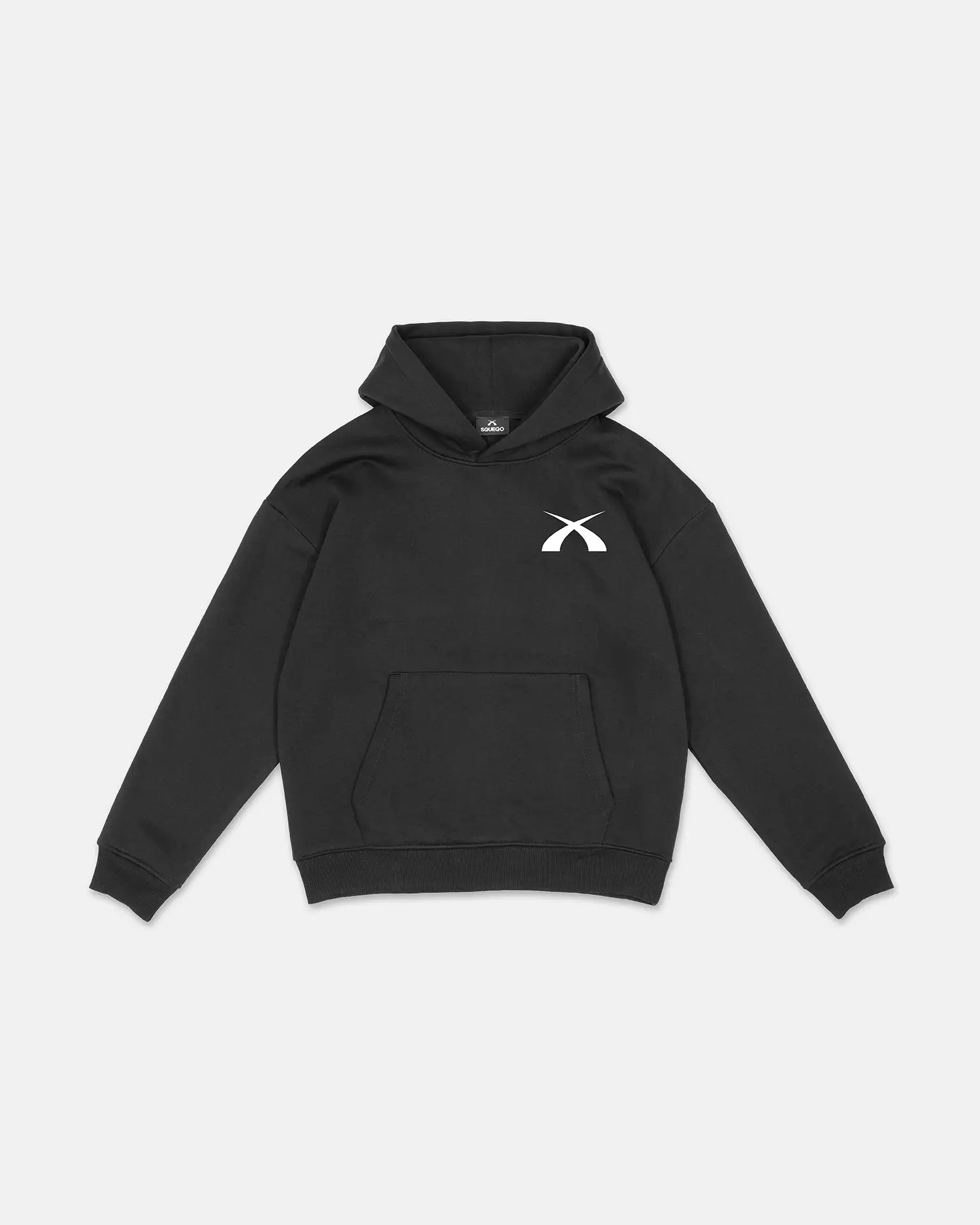 SQUEQO Oversized Icon Hoodie in Schwarz (Fit 02) mit weißem Logo-Print, Frontansicht.