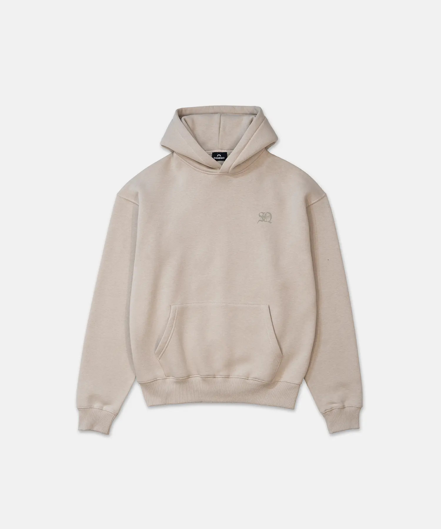 SQUEQO Monogram Hoodie in der Farbe Sand mit dezentem SQ-Print auf der Brust.