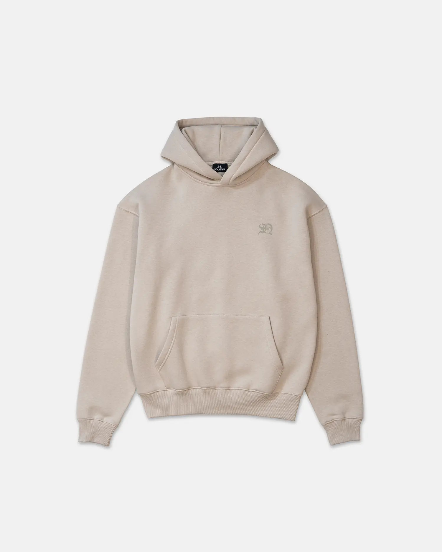 SQUEQO Monogram Hoodie in der Farbe Sand mit dezentem SQ-Print auf der Brust.