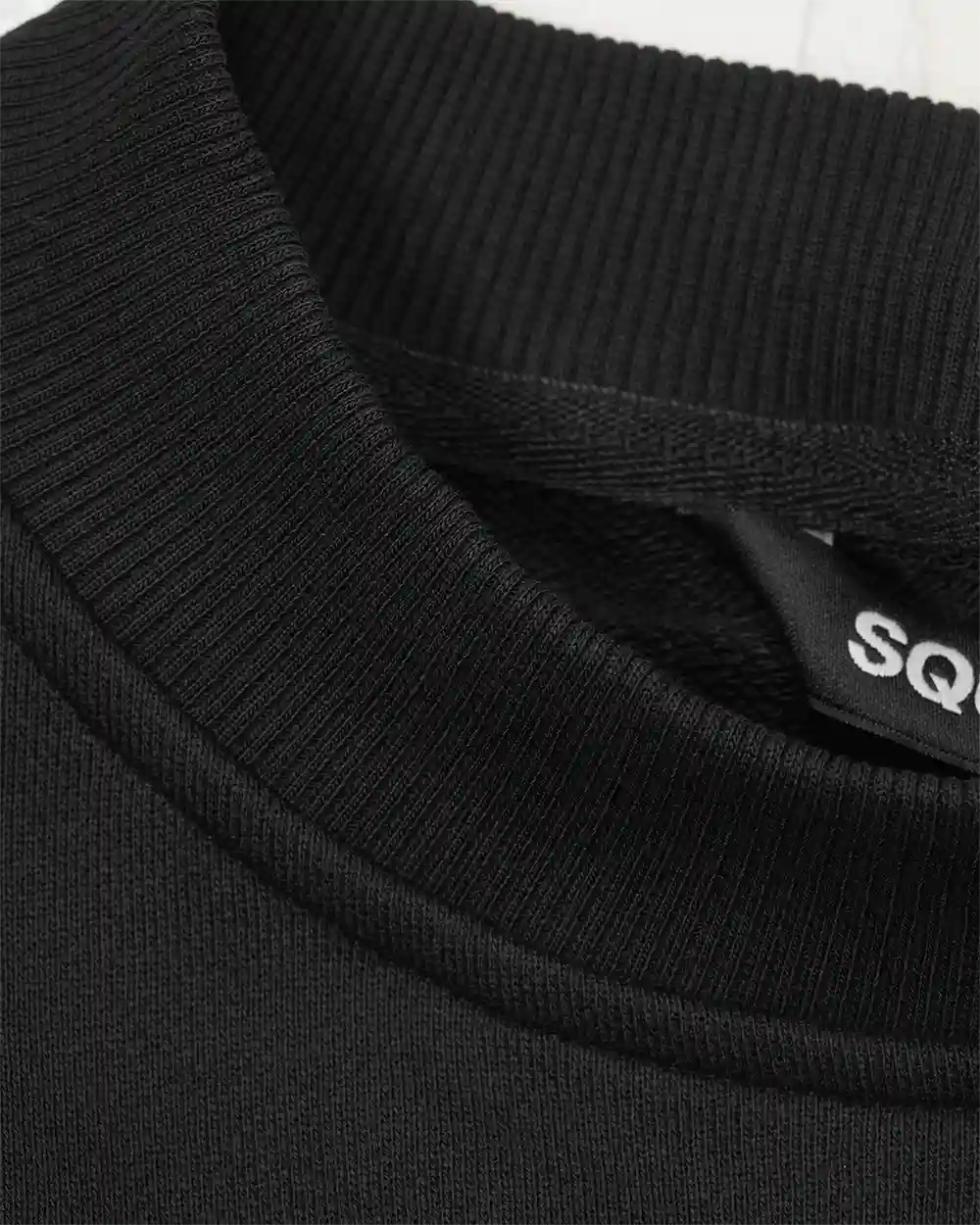 Detailansicht: Hochwertiger Kragen des SQUEQO Sweatshirts