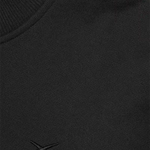 Detailansicht: Dezenter 3D-Logo-Stick auf SQUEQO Sweatshirt