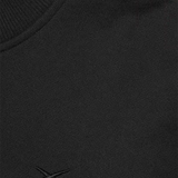 Detailansicht: Dezenter 3D-Logo-Stick auf SQUEQO Sweatshirt