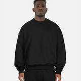 Model trägt SQUEQO Oversized Sweatshirt in Schwarz