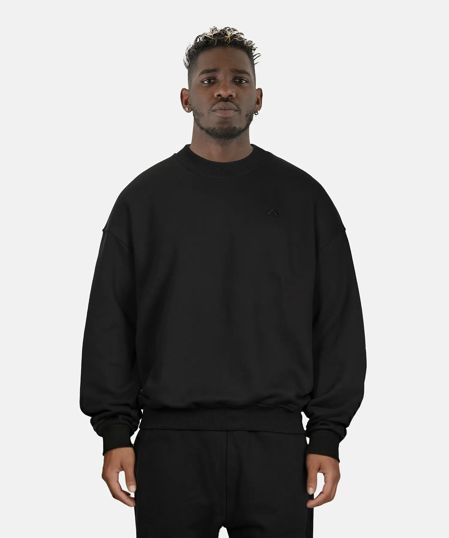Model trägt SQUEQO Oversized Sweatshirt in Schwarz