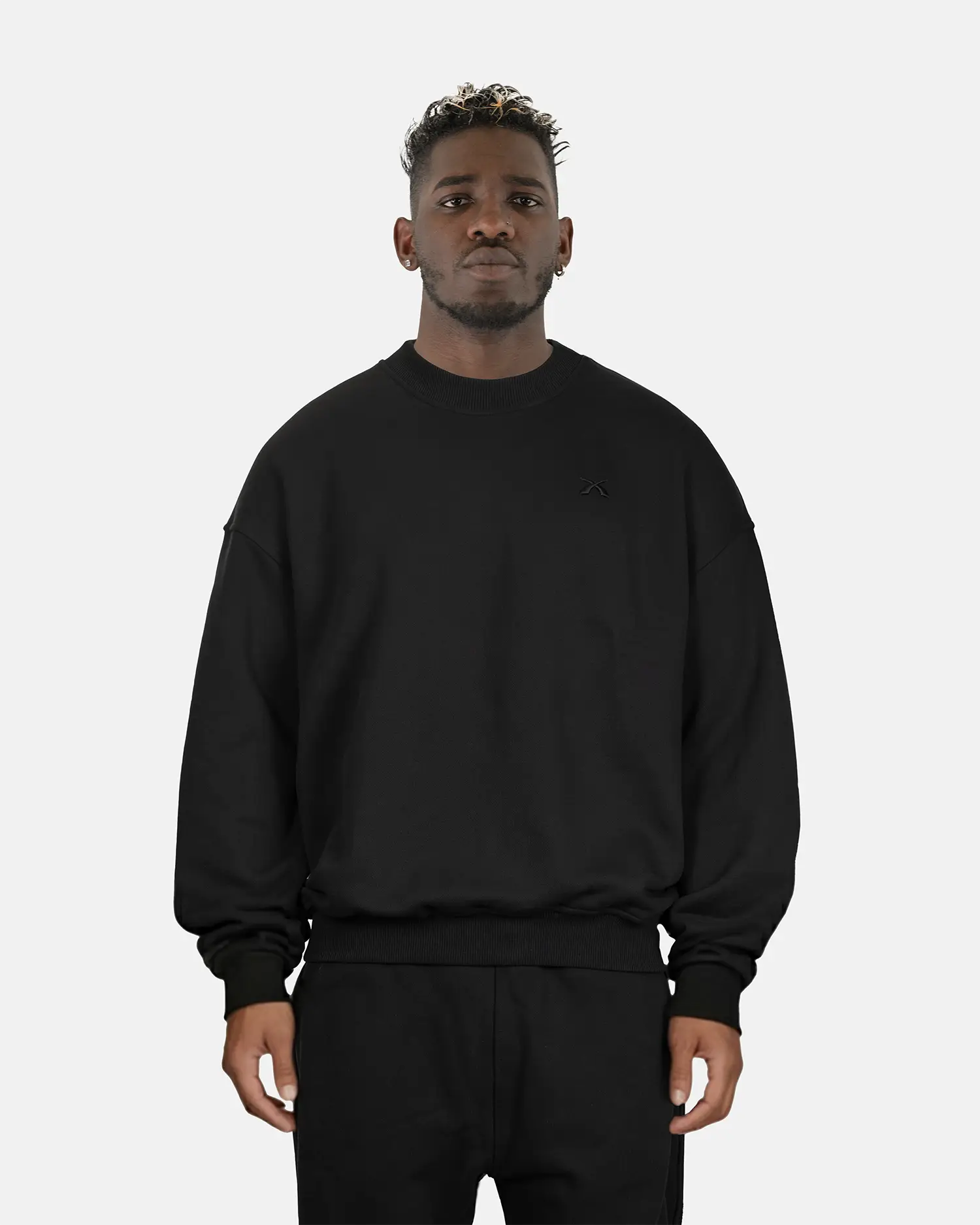 Model trägt SQUEQO Oversized Sweatshirt in Schwarz