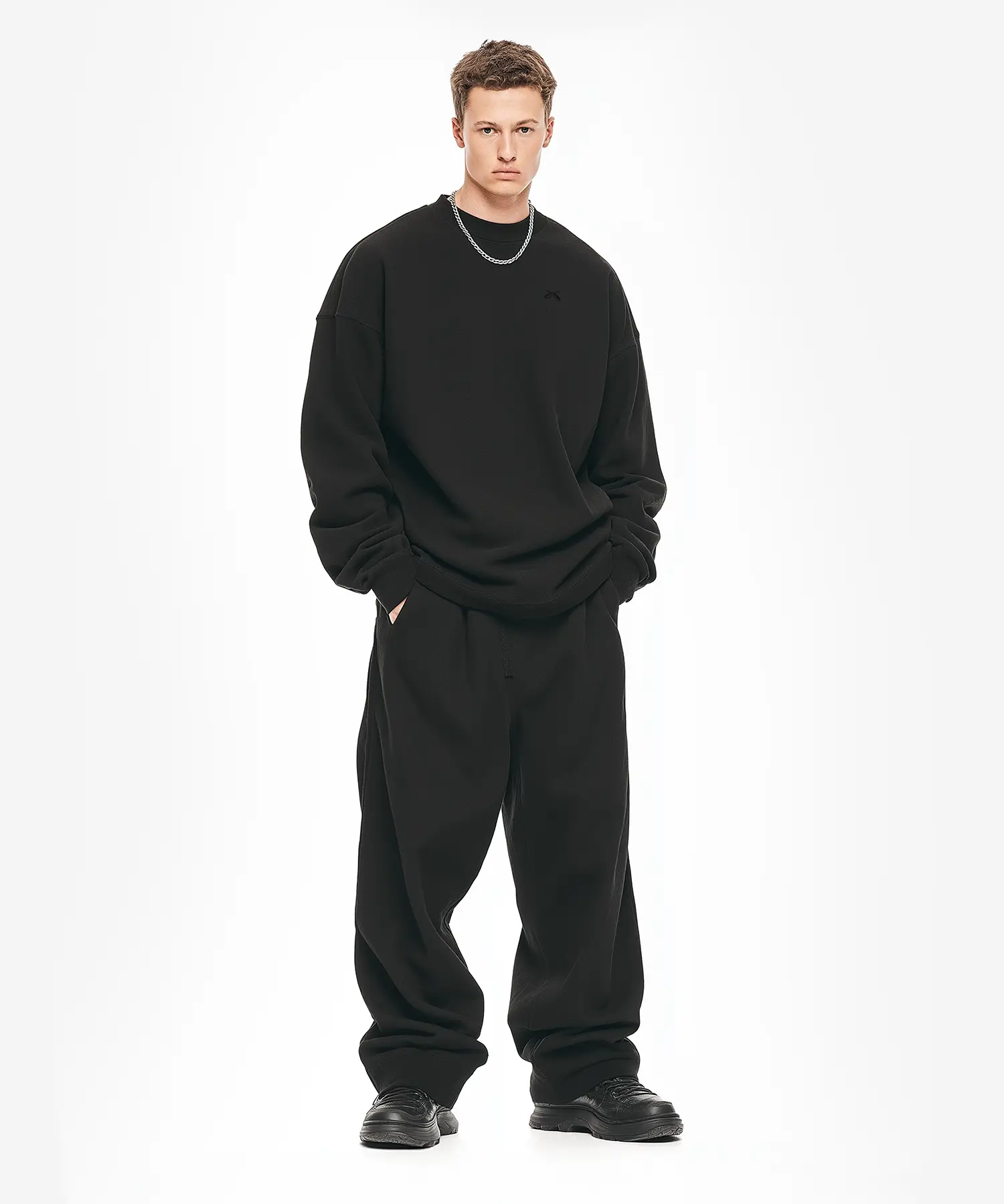 Lässiger Look mit dem SQUEQO Oversized Sweatshirt in Schwarz