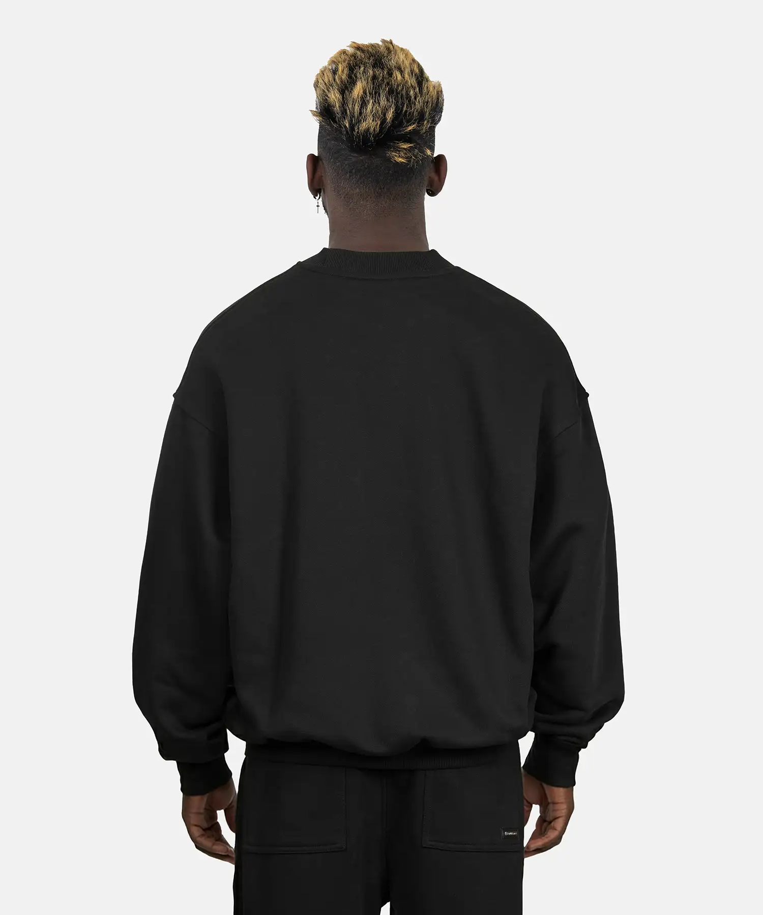 Rückansicht des SQUEQO Oversized Sweatshirts in Schwarz