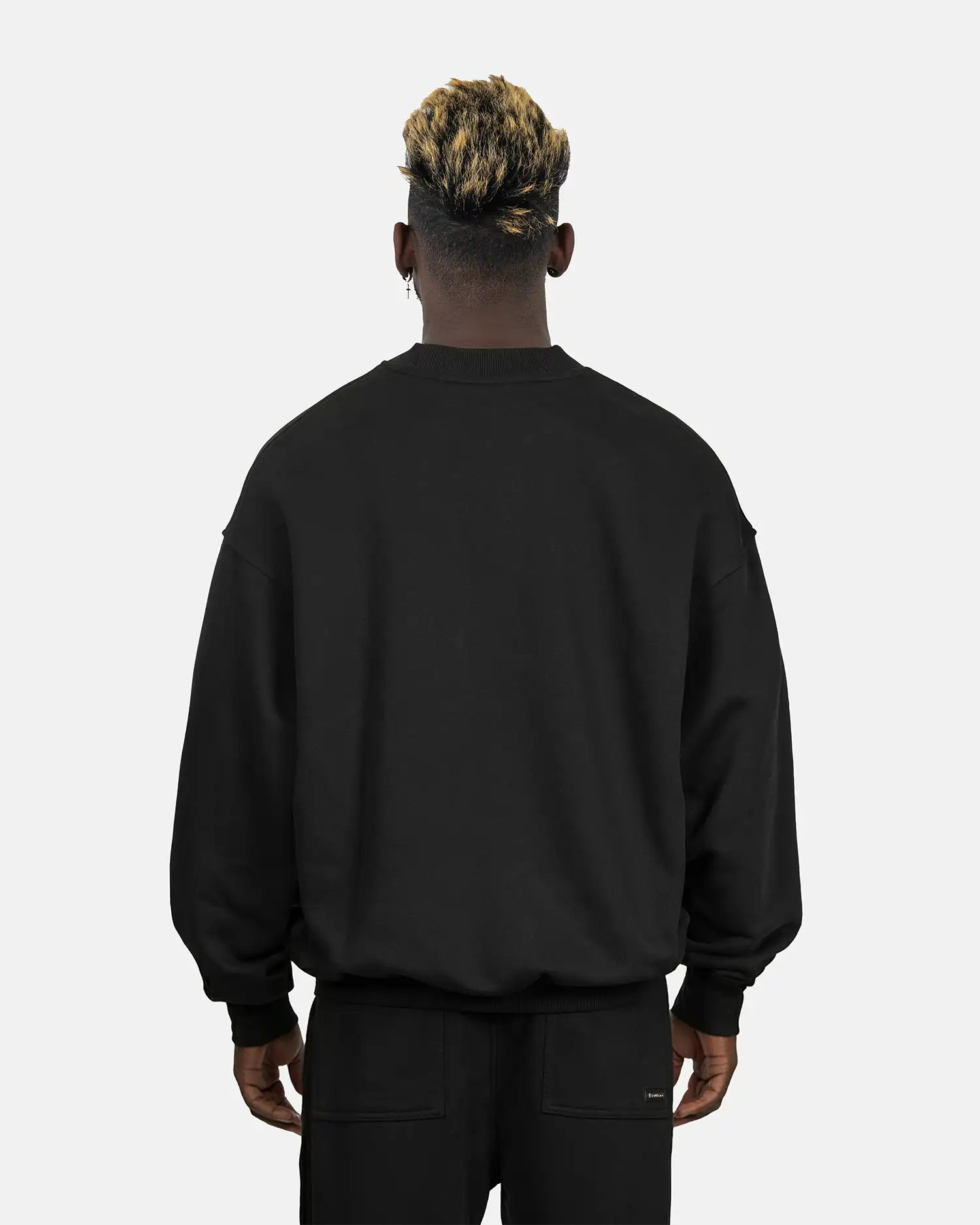 Rückansicht des SQUEQO Oversized Sweatshirts in Schwarz