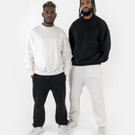 Models präsentieren SQUEQO Oversized Sweatshirts in Schwarz und Weiß