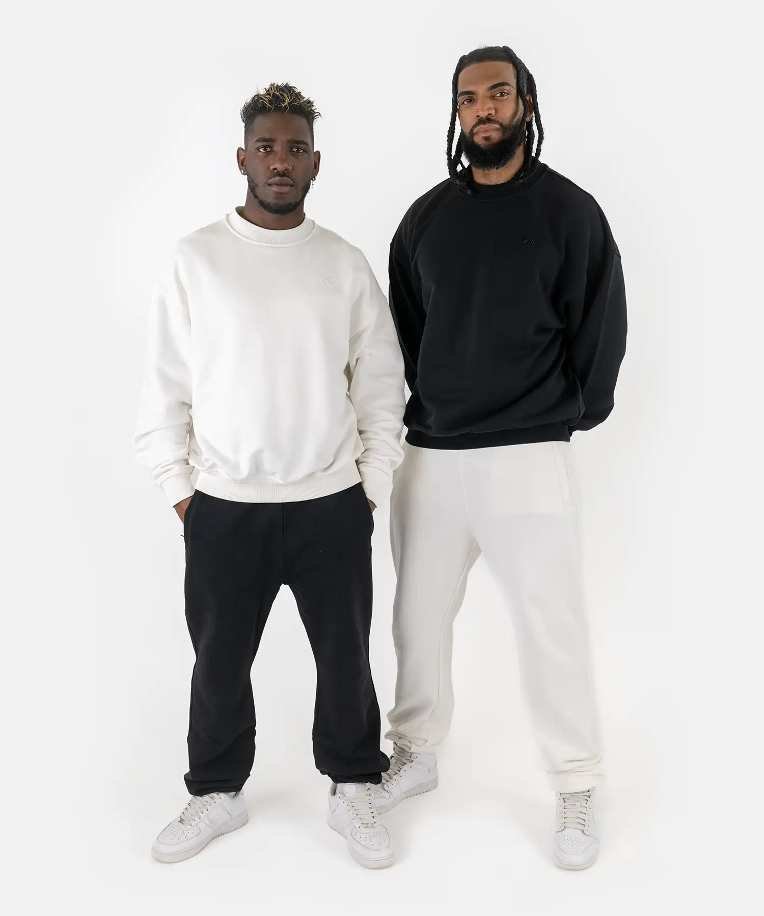 Models präsentieren SQUEQO Oversized Sweatshirts in Schwarz und Weiß