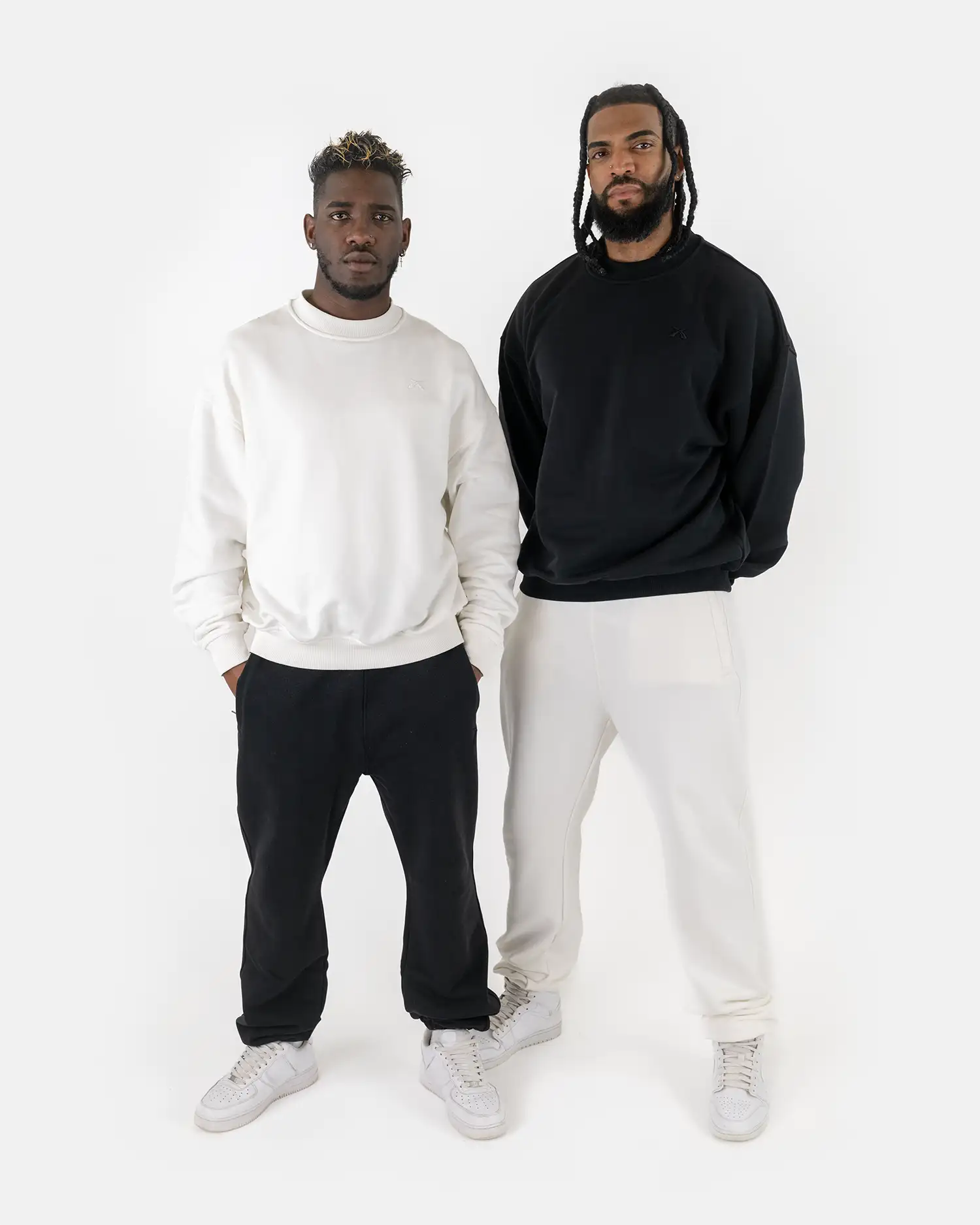 Models präsentieren SQUEQO Oversized Sweatshirts in Schwarz und Weiß