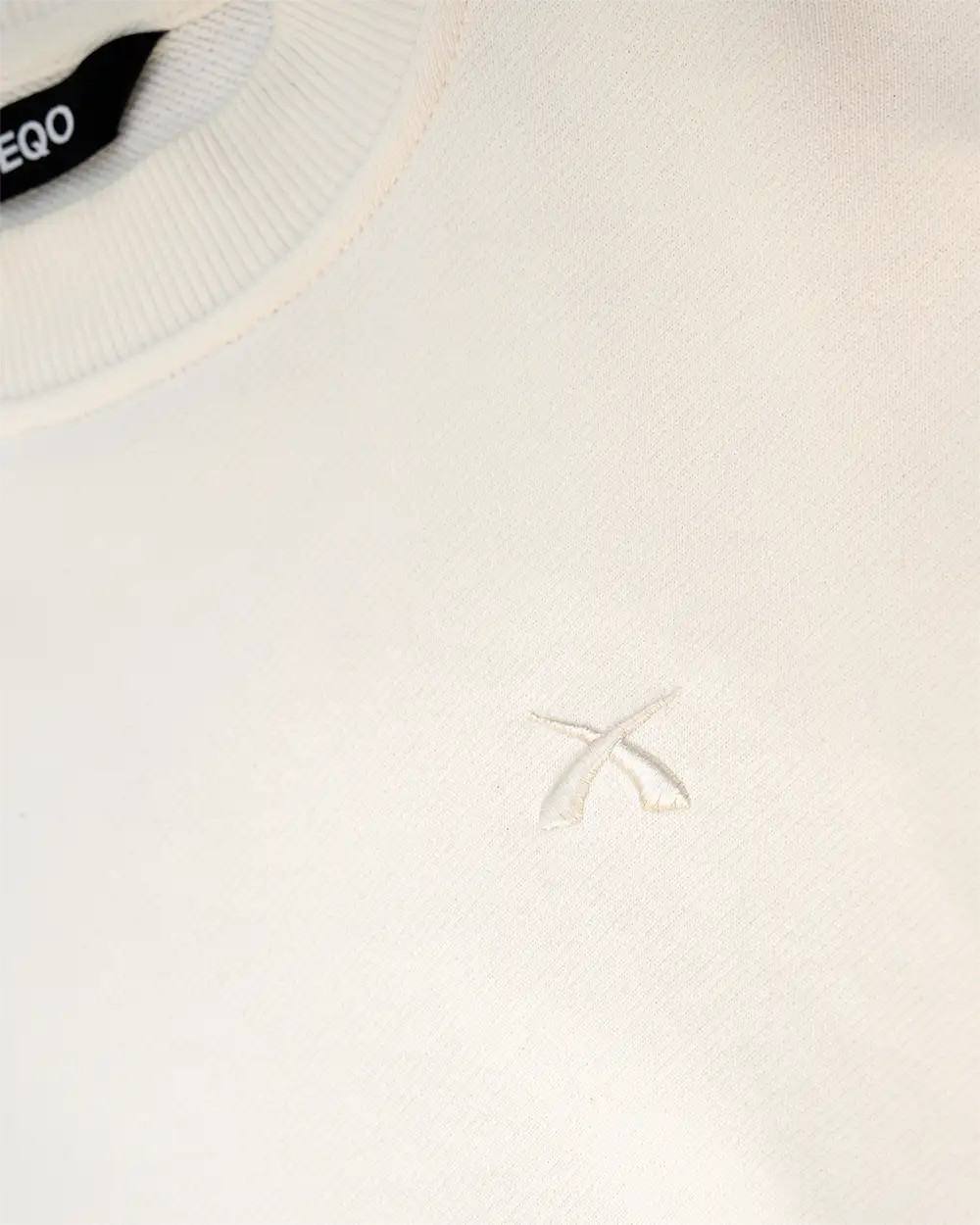 Detailansicht: Ton-in-Ton-Stick auf SQUEQO Sweatshirt in Weiß