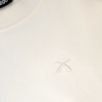 Detailansicht: Ton-in-Ton-Stick auf SQUEQO Sweatshirt in Weiß